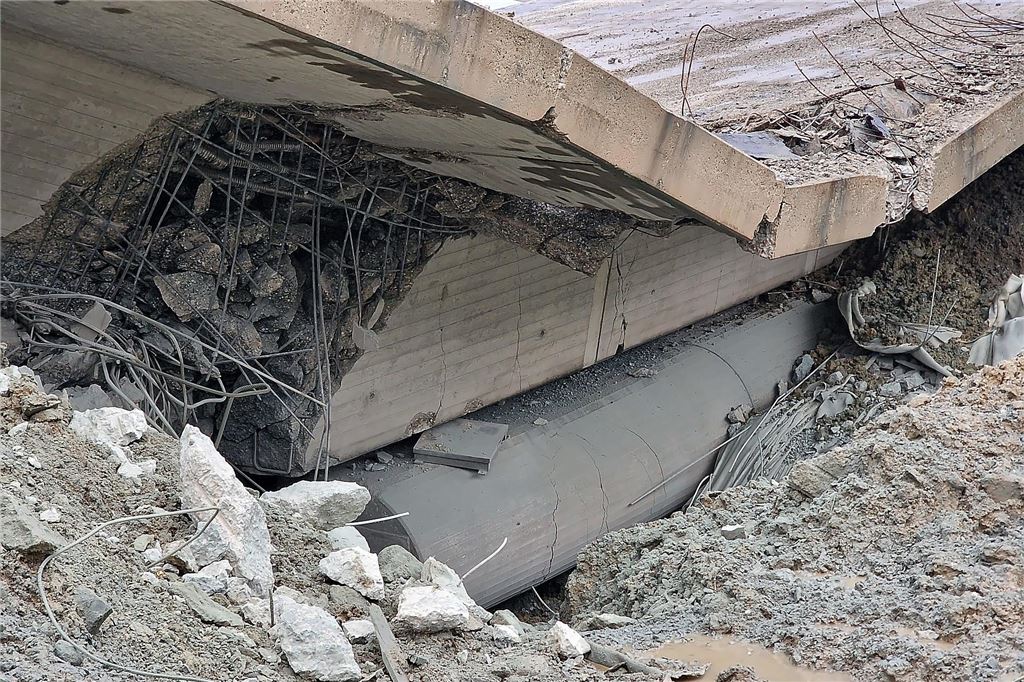 Die Liedbachtalbrücke liegt nach der Sprengung in Trümmern.