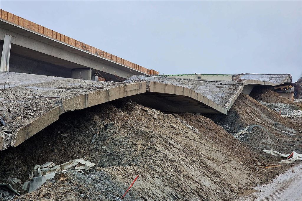 Die Liedbachtalbrücke liegt nach der Sprengung in Trümmern.
