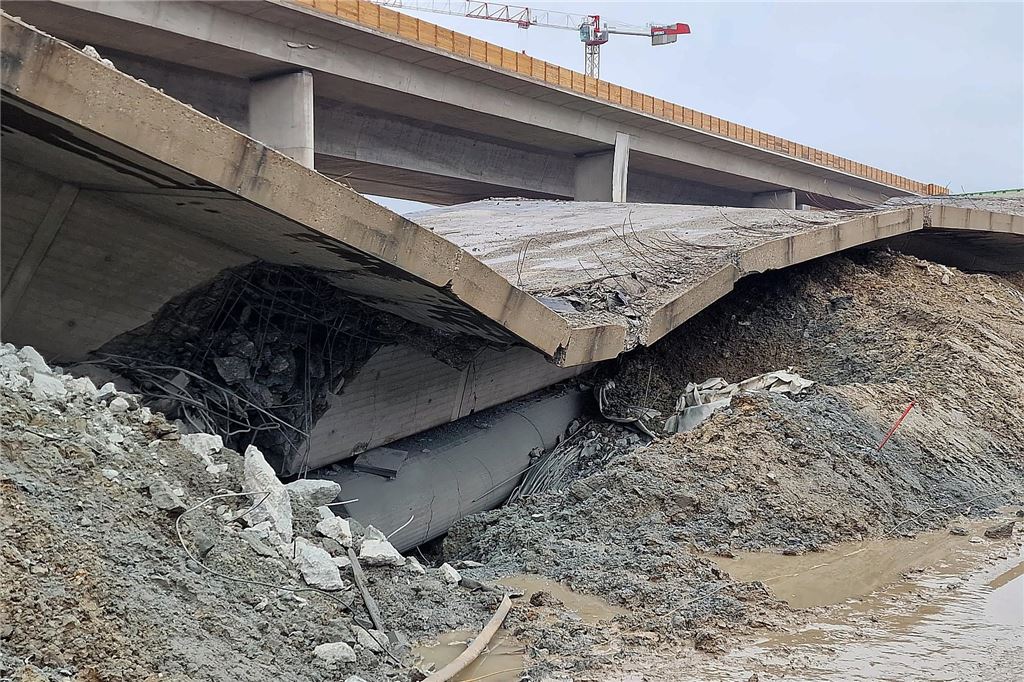 Die Liedbachtalbrücke liegt nach der Sprengung in Trümmern.
