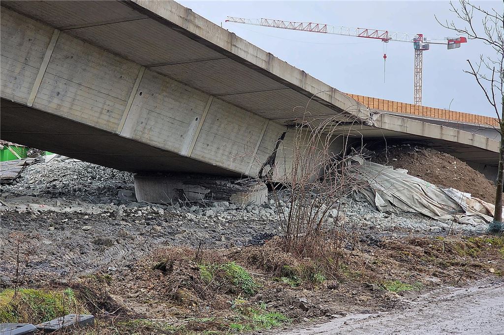 Die Liedbachtalbrücke liegt nach der Sprengung in Trümmern.