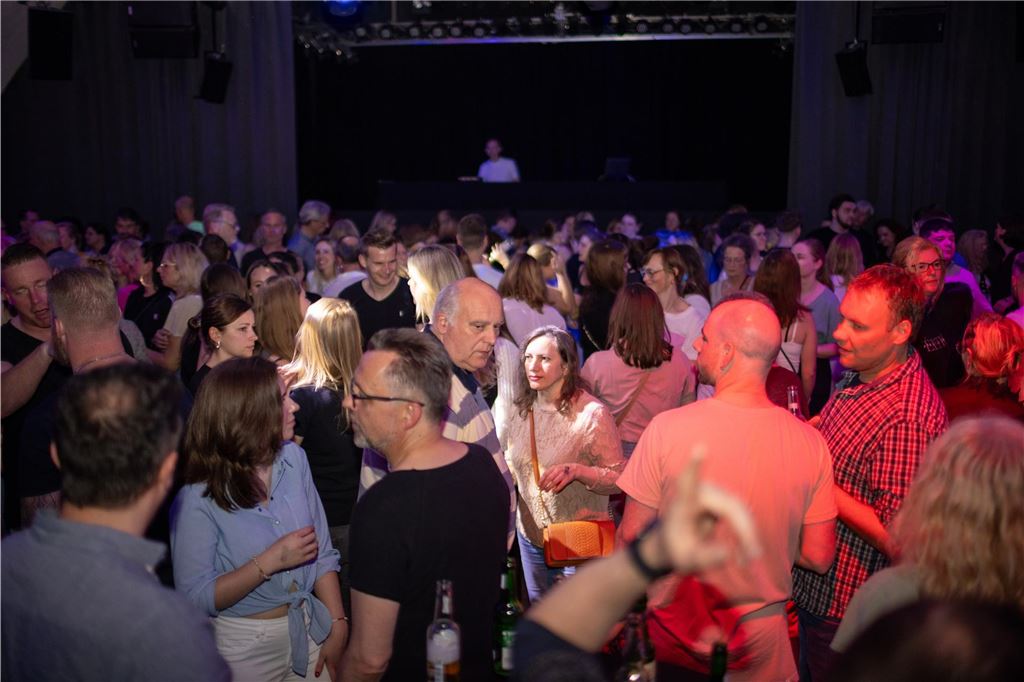 Tanz in den Mai 2025: Hier wird überall gefeiert Viele Menschen tanzen und feiern auf einer Tanz-in-den-Mai-Party in der Lindenbrauerei in Unna