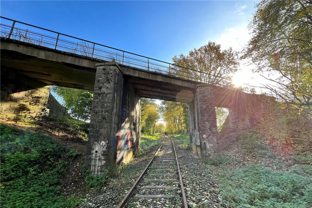 Wieder ein Gutachten: Über marode Brücke wird seit Jahren gestritten Die Loerweg-Brücke überspannt die Bahnstrecke Unna-Fröndenberg. Die Gleise sind für unbestimmte Zeit gesperrt.