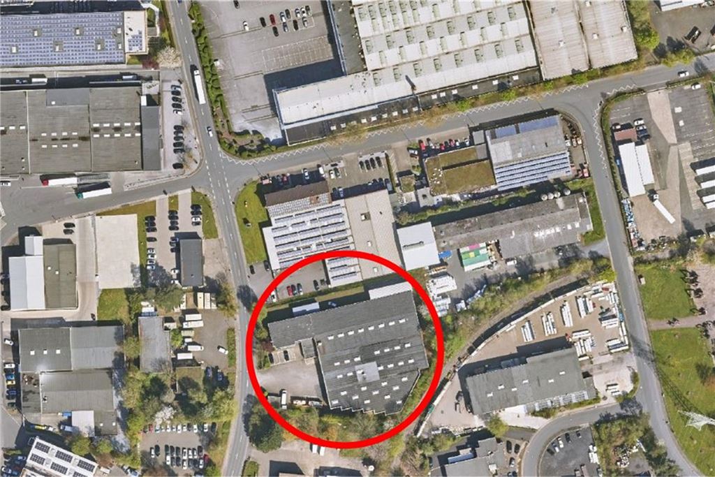 Für rund 1,5 Millionen Euro: Wächter-Gruppe will Standort verkaufen Die Luftaufnahme des Regionalverbands Ruhr zeigt die Kreuzung Max-Planck-Straße/Einsteinstraße im Industriepark Unna-Ost. Am unteren Bildrand ist die Gewerbeimmobilie der Unternehmensgruppe Wächter rot umrandet. Rundherum befinden sich weitere Immobilien.