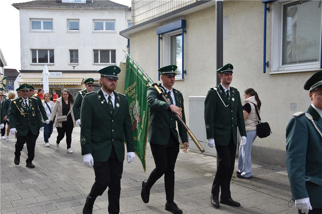 Fahnen beim Umzug.
