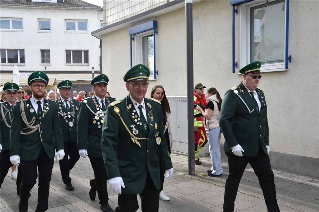Schützen beim Umzug.