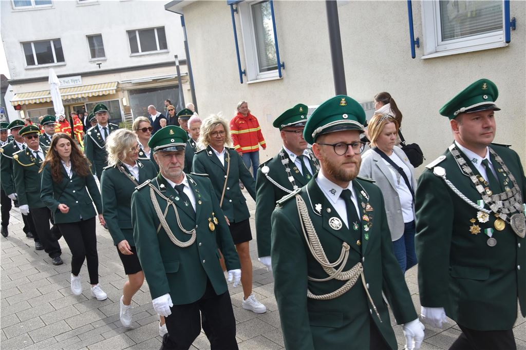 Schützen beim Umzug.