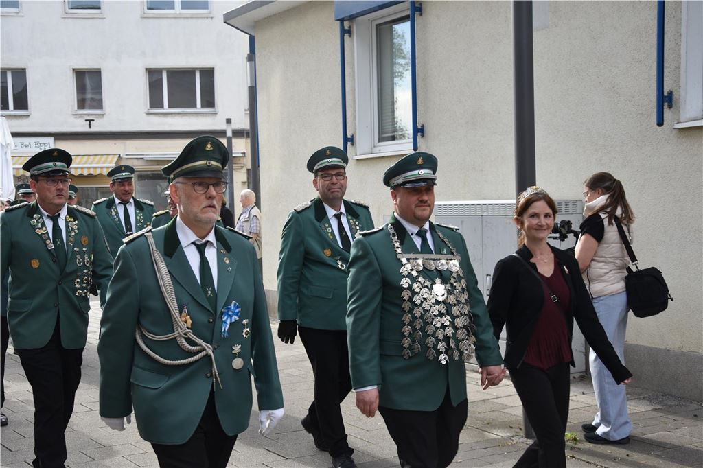 Schützen beim Umzug.