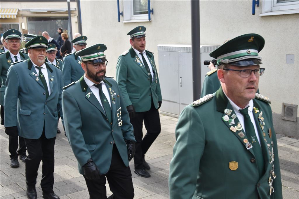 Schützen beim Umzug.