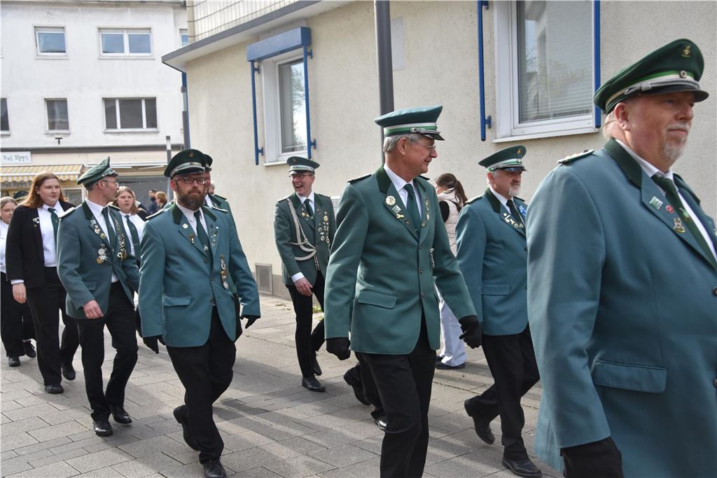 Schützen beim Umzug.