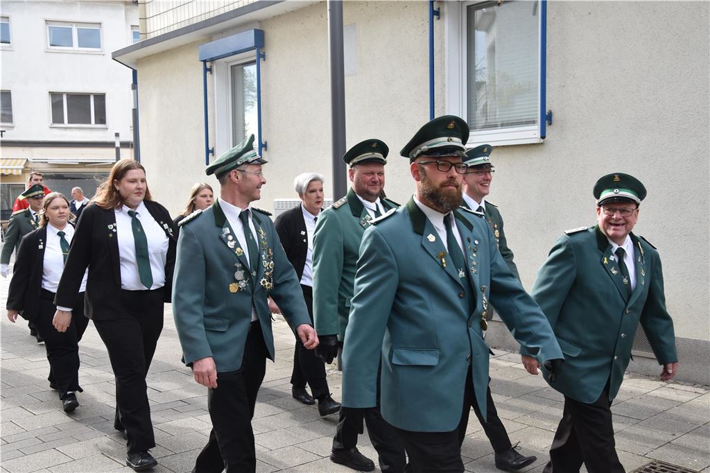Schützen beim Umzug.