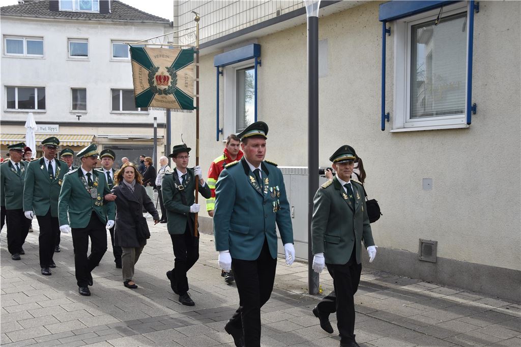 Fahnen beim Umzug.