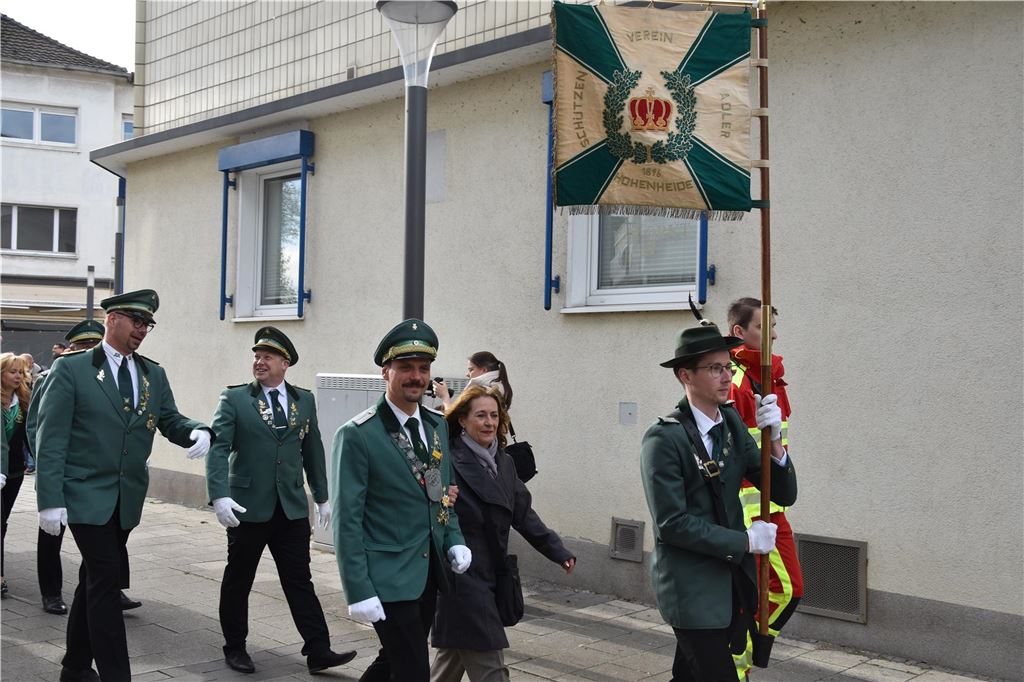 Fahnen beim Umzug.