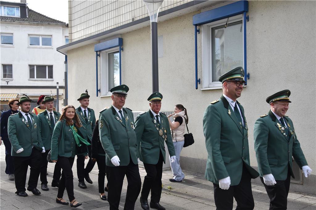 Schützen beim Umzug.