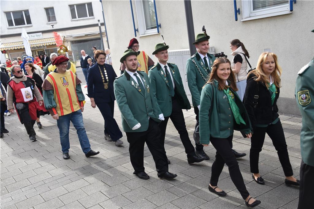 Schützen beim Umzug.