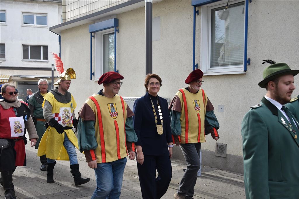Schützen beim Umzug.