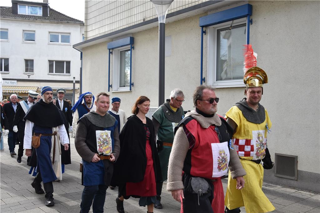 Schützen beim Umzug.