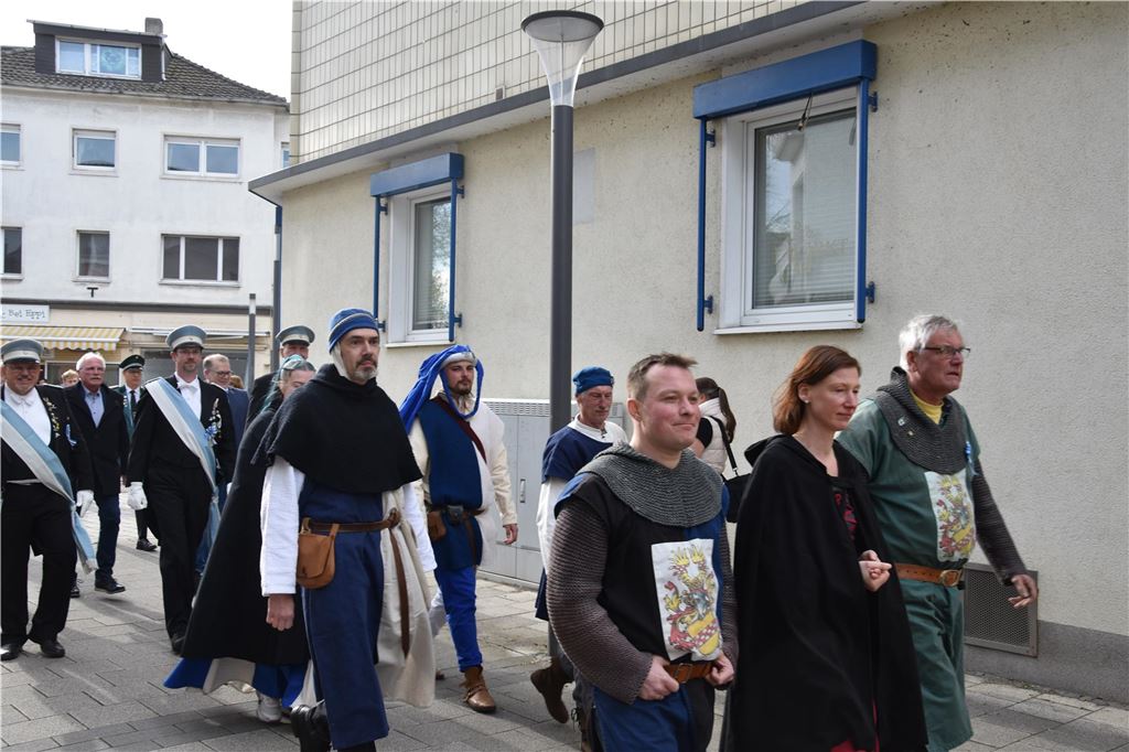 Schützen beim Umzug.