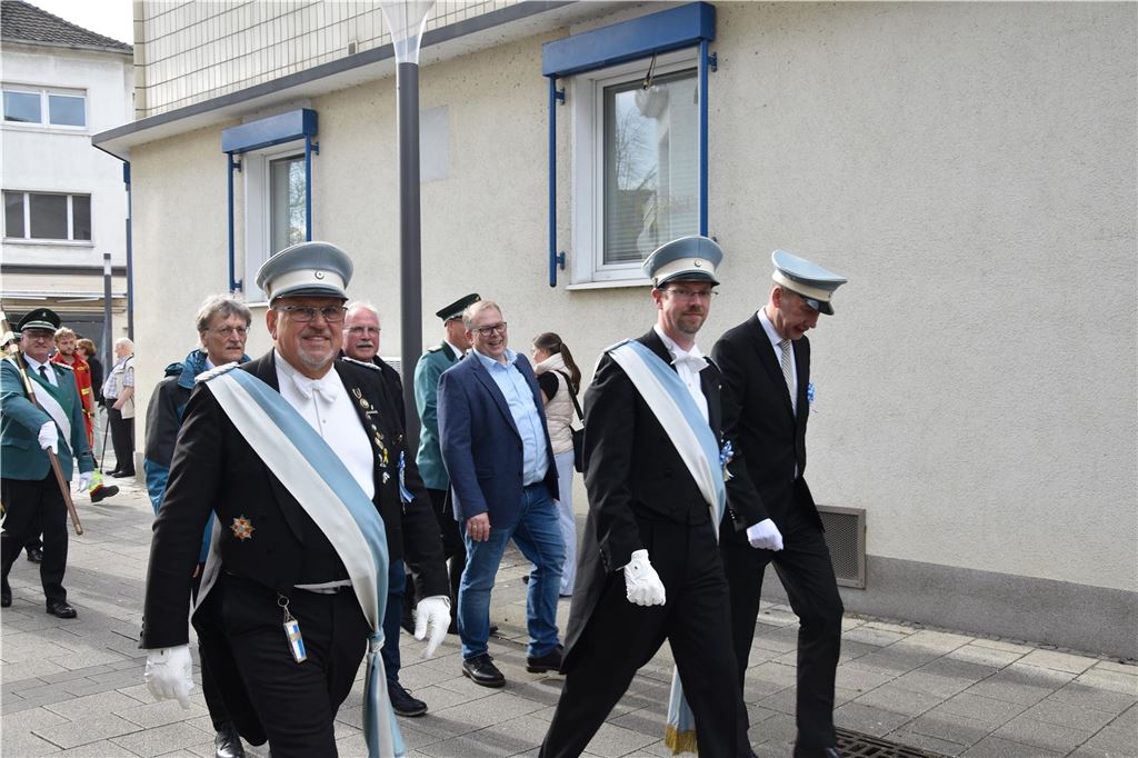 Schützen beim Umzug.