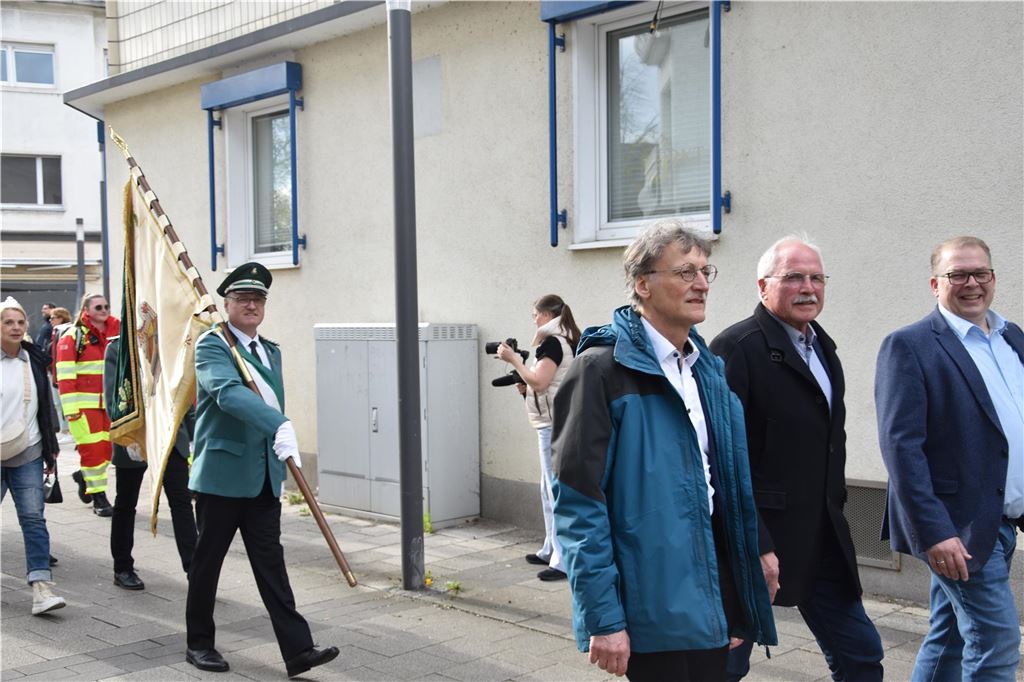 Fahnen beim Umzug.