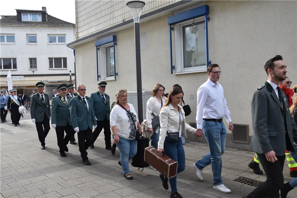 Schützen beim Umzug.