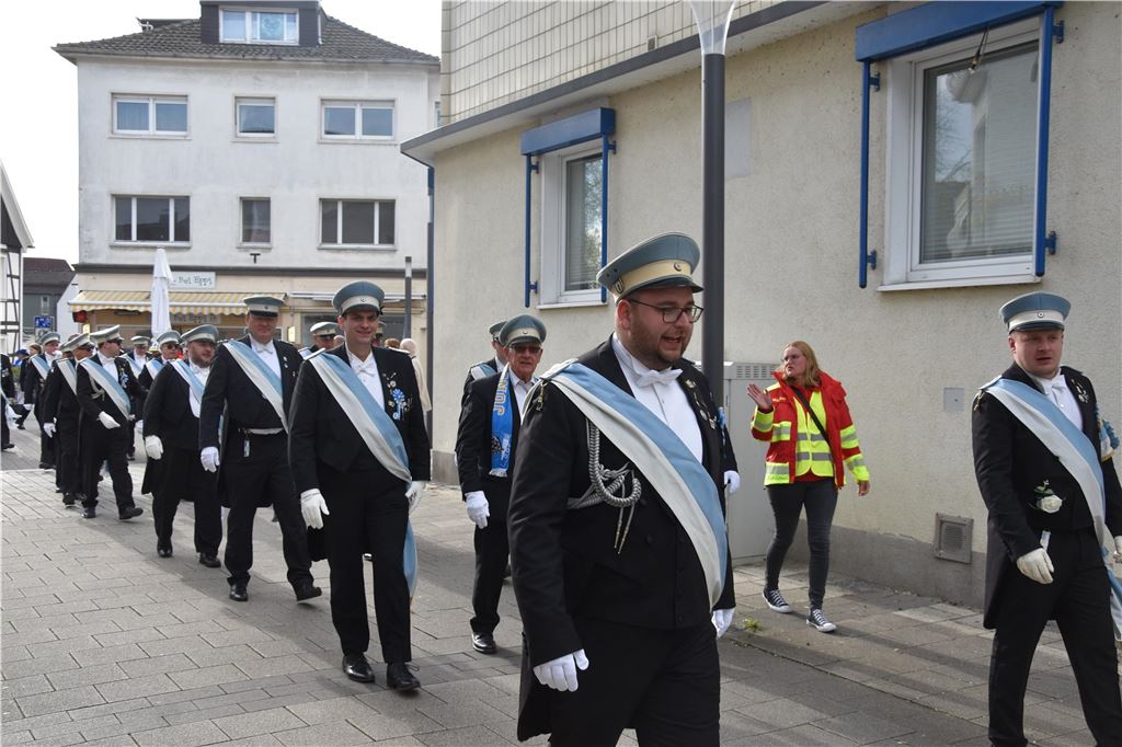 Schützen beim Umzug.
