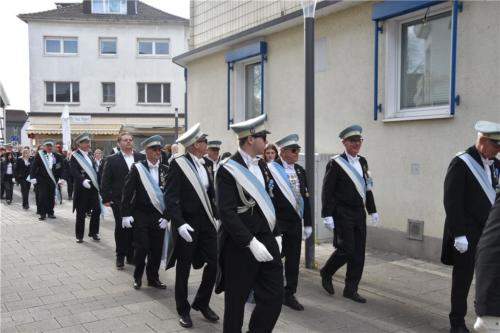 Schützen beim Umzug.