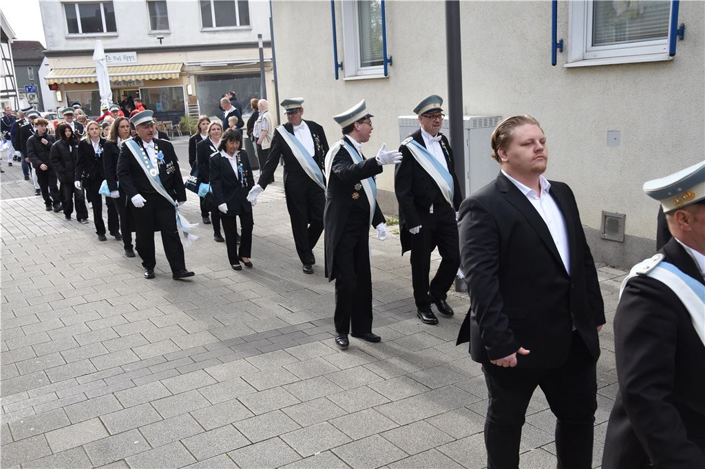Schützen beim Umzug.