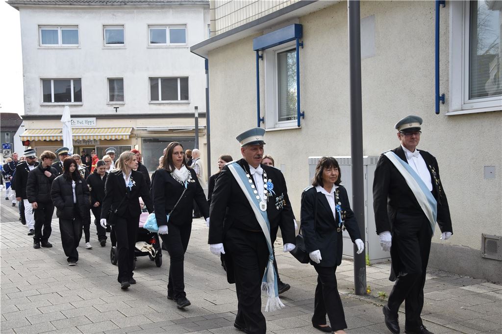 Schützen beim Umzug.