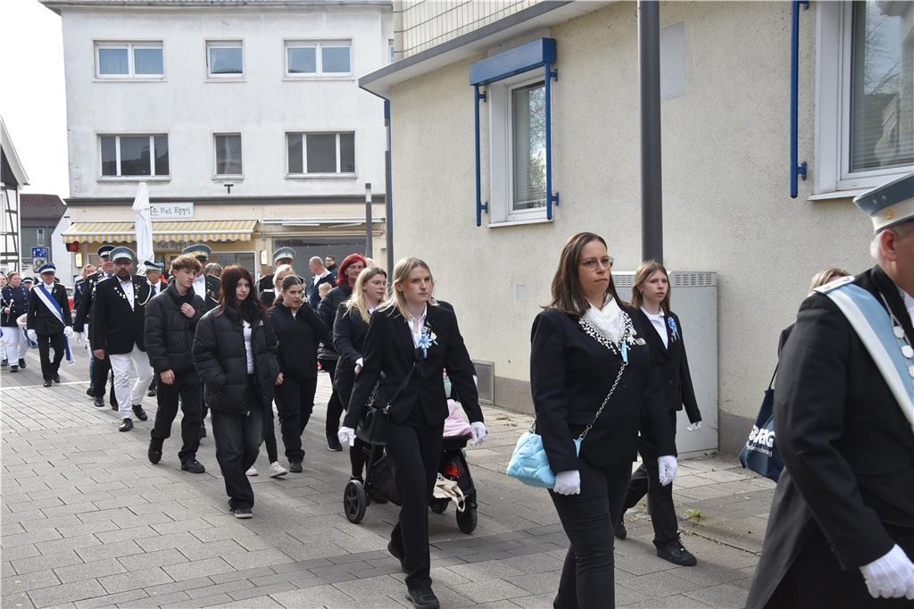 Schützen beim Umzug.