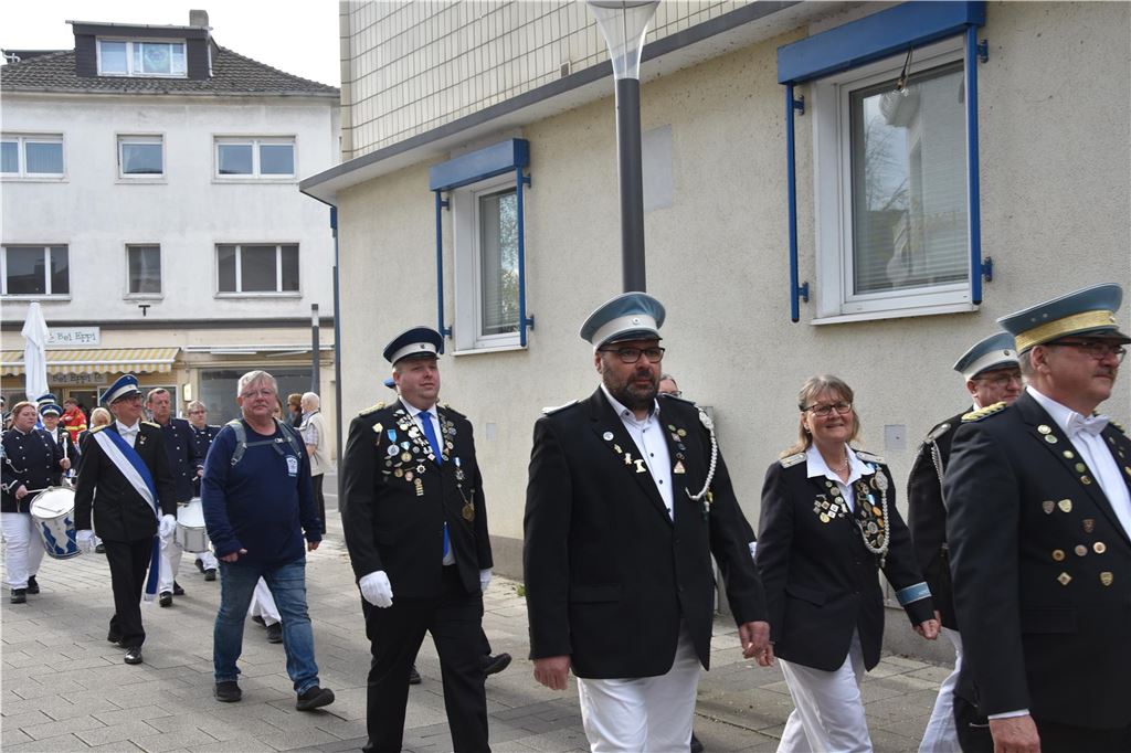 Schützen beim Umzug.