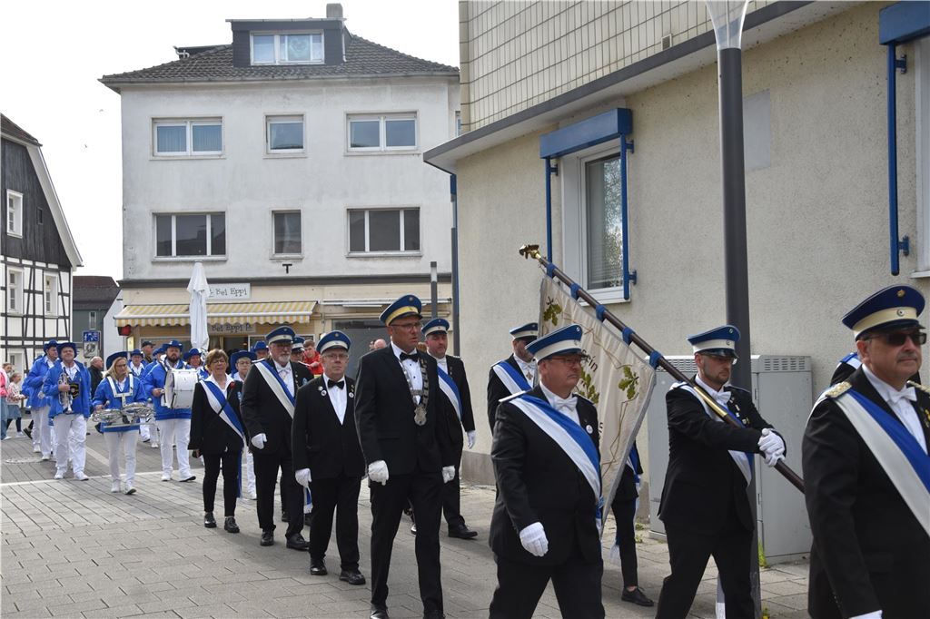 Fahnen beim Umzug.