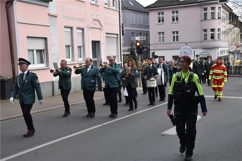 Schützen beim Umzug.