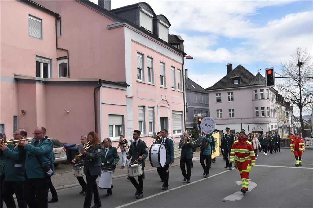 Schützen beim Umzug.