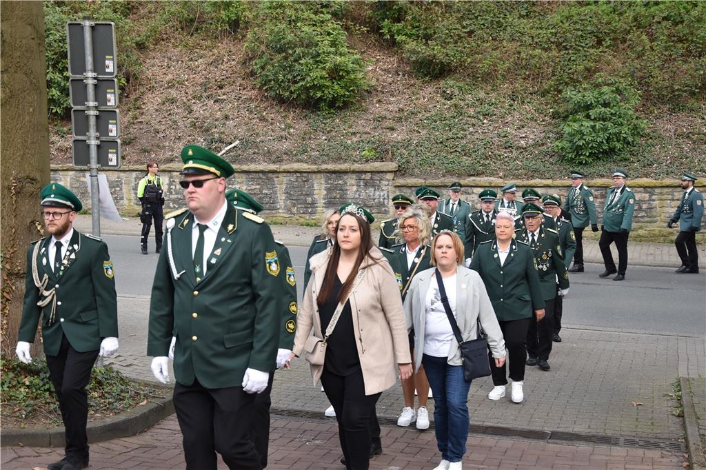 Schützen beim Umzug.