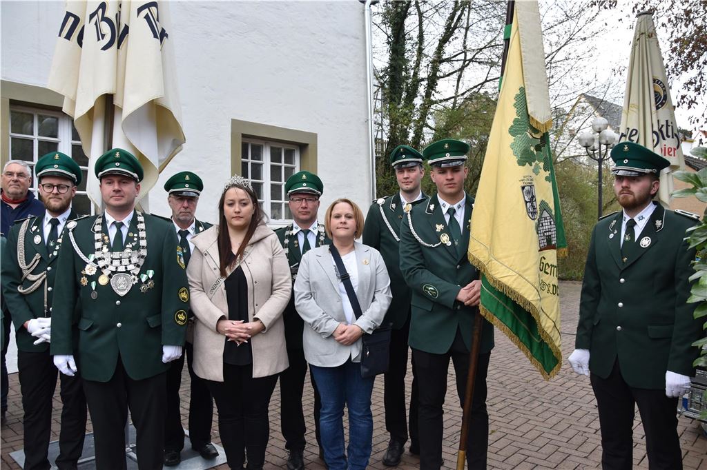Fahnen und Majestäten beim Umzug.