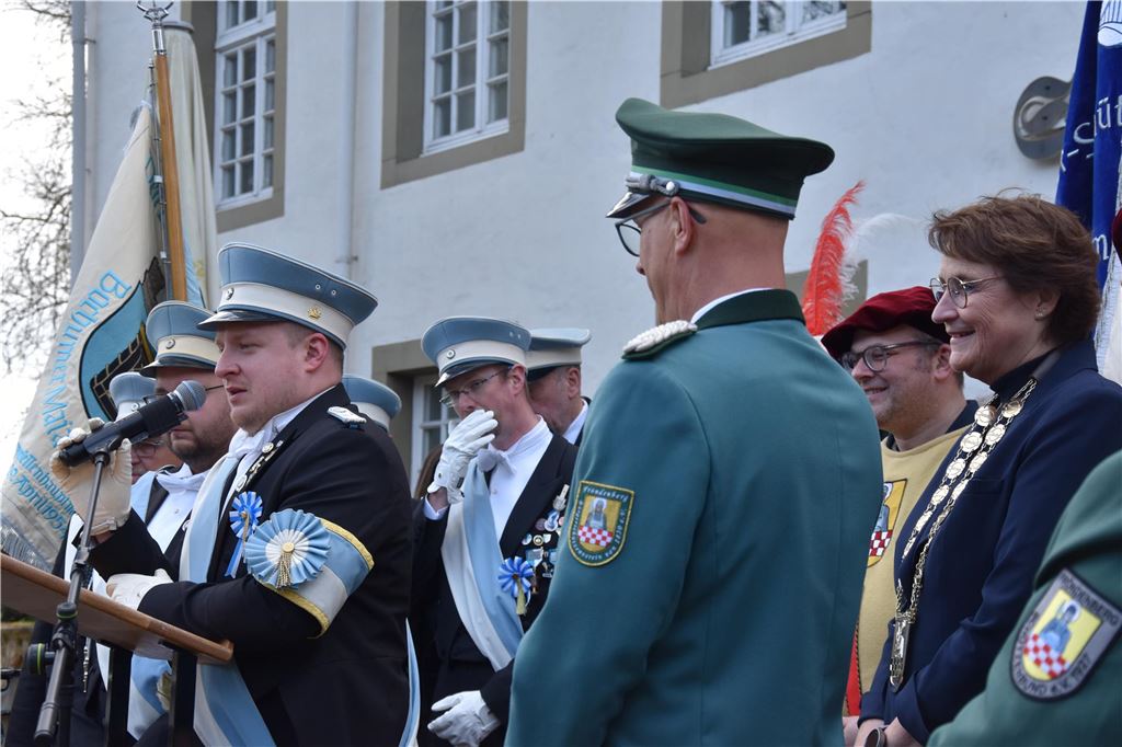 Maischützen beim Grußwort.