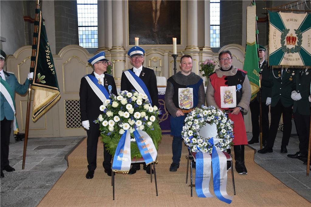 Kränze in der Stiftskirche.