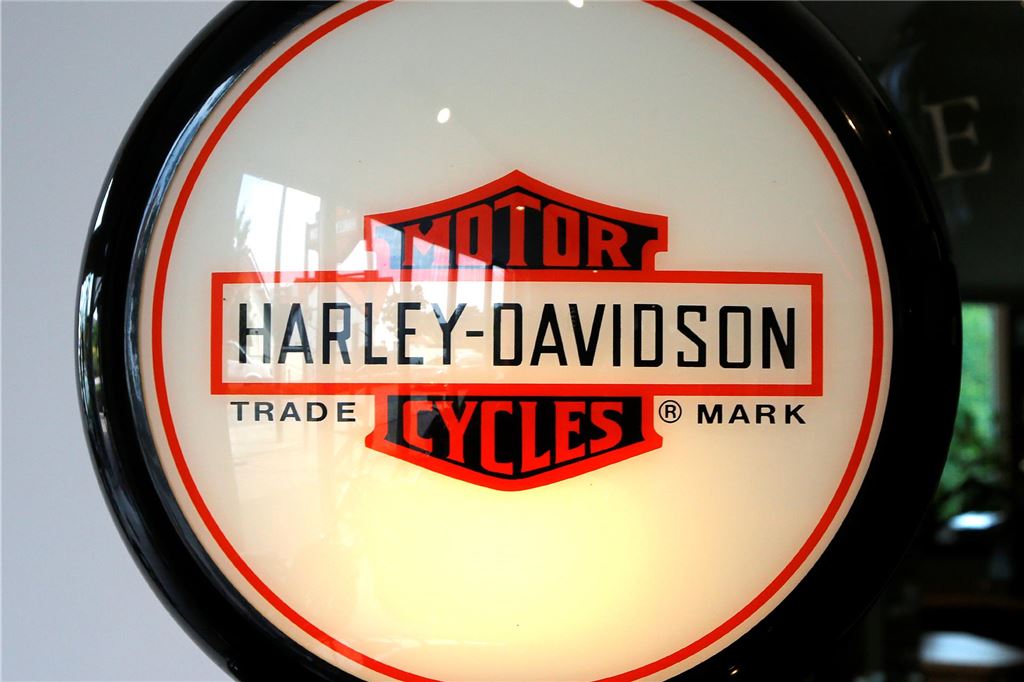 Harley-Davidson Pfeiffer: US-Zölle auf Motorräder bereiten Sorgen Ein Schild mit der US-amerikanischen Marke Harley-Davidson.