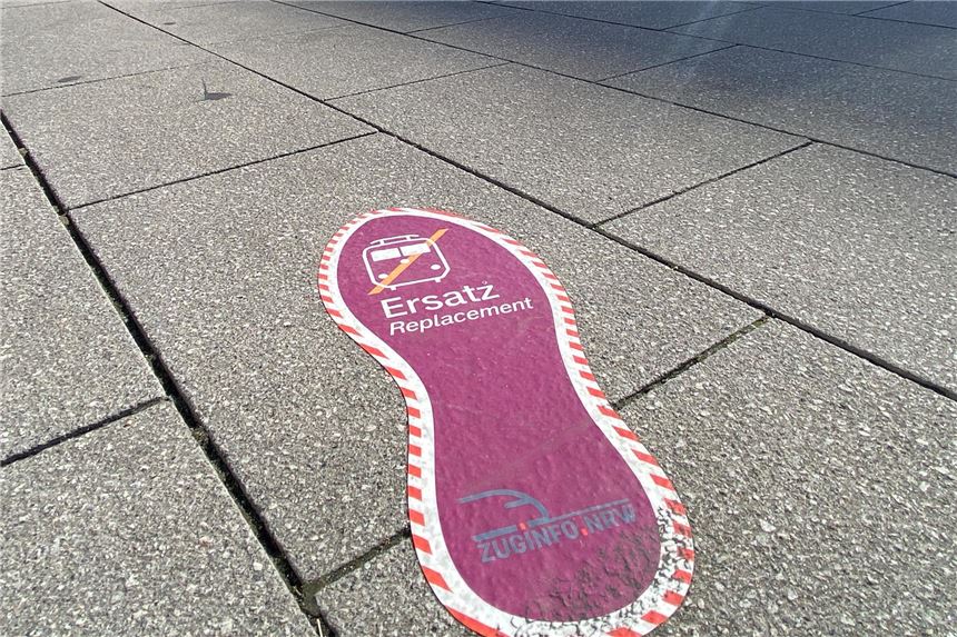Brückenarbeiten in Unna sorgen für Ersatzverkehr und Zugausfälle Die Markierung für den Schienenersatzverkehr.
