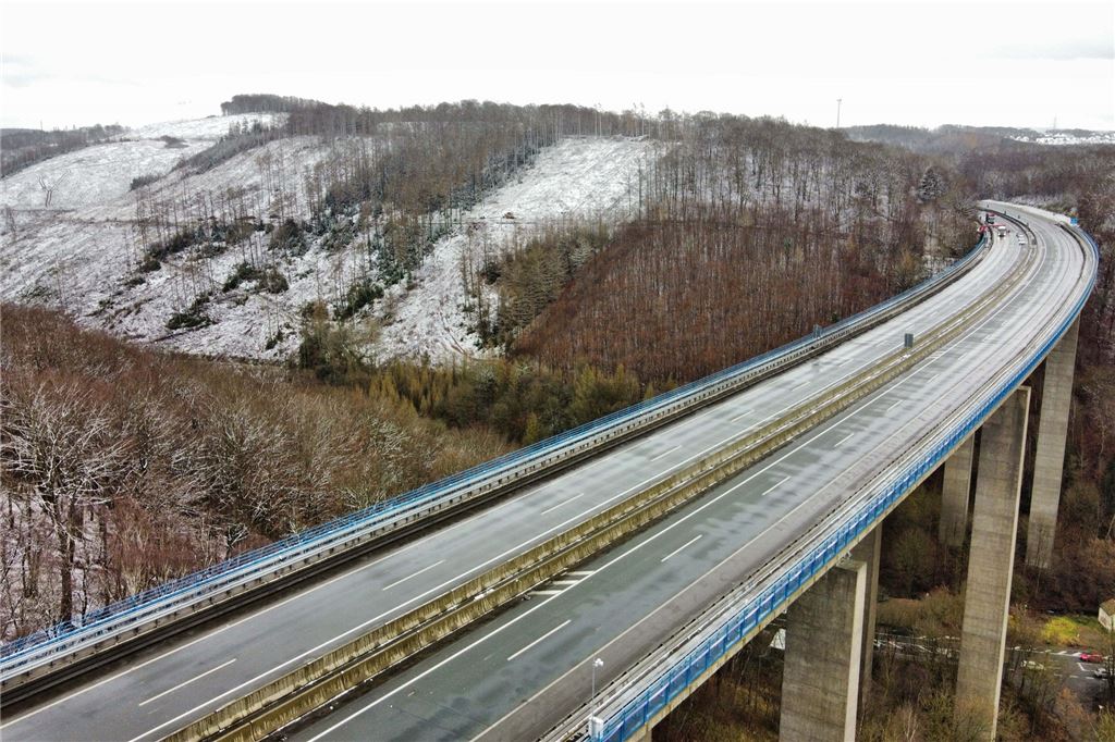Kurios: Holzwickeder SC profitiert von gesperrter A45 - Neuzugang verteilt Spitze an Mitspieler Die marode Talbrücke Rahmede ist gesperrt - und damit ein Teilabschnitt der Autobahn 45. Der Holzwickeder SC profitiert von den Bauarbeiten, die dort in den nächsten Monaten stattfinden, denn für Andreas Spais wäre die Fahrtzeit nach Meinerzhagen zu lang.