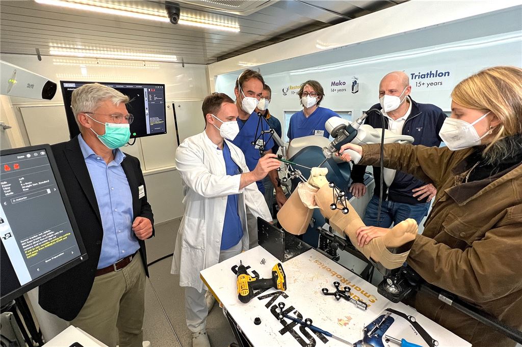 Setzt sich der Roboter durch? So liefen die ersten Operationen mit Mako CKU West präsentiert Roboter Mako