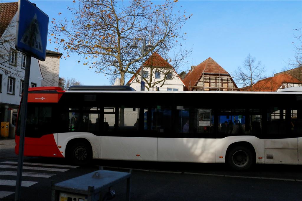 Die VKU und die E-Mobilität: Die meisten Busse fahren noch mit Diesel Die meisten Busse, die von der VKU eingesetzt werden, fahren – wie dieses Exemplar – mit Diesel.