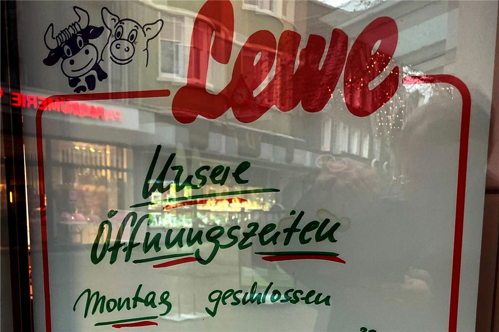 Öffnungszeiten in der City schrumpfen: Früher oder sogar ganztags zu Ein Schild mit den Öffnungszeiten einer Fleischerei in Schwerte.
