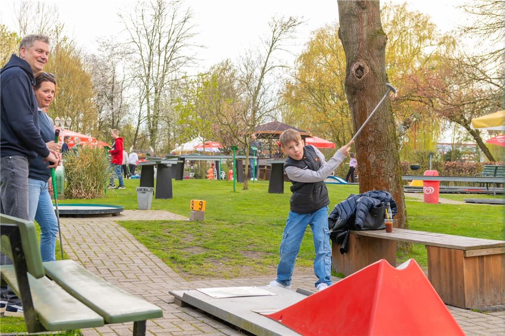 Die Minigolf-Anlage in der Innenstadt ist wieder offen. Das nutzen viele Menschen für eine erste Partie des Jahres. 