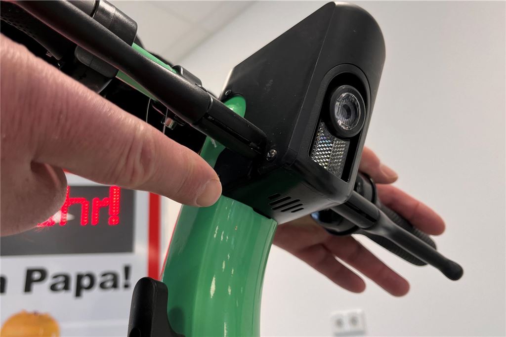 Neuartiges Warnsignal für Bolt-E-Scooter von Firma aus Kamen entwickelt Die mit der Software des Kamener Unternehmens RTB ausgestatteten Roller des Verleihers Bolt geben einen Warnton ab, wenn sich jemand nähert, der eine entsprechende App auf dem Handy hat.