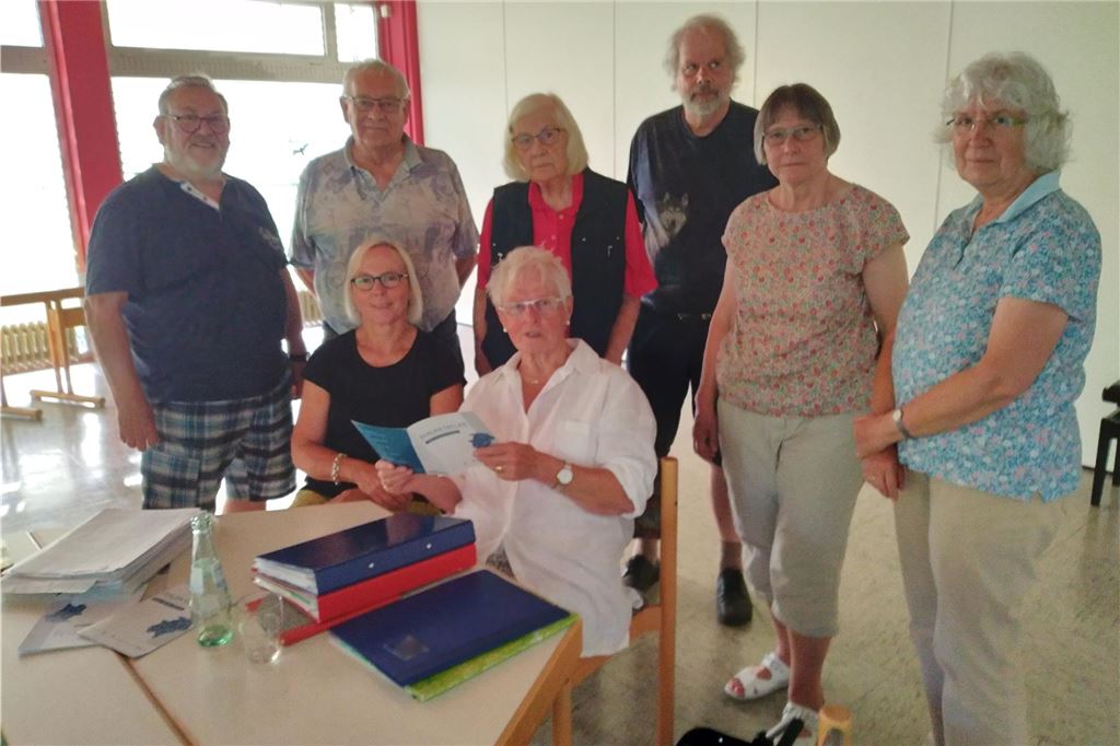 Doris Haumann kennt sich aus mit „dä olle Sproake“ Einige Mitglieder des Dorpisch "Fi kürt Platt" bei ihrem ersten Wiedersehen.