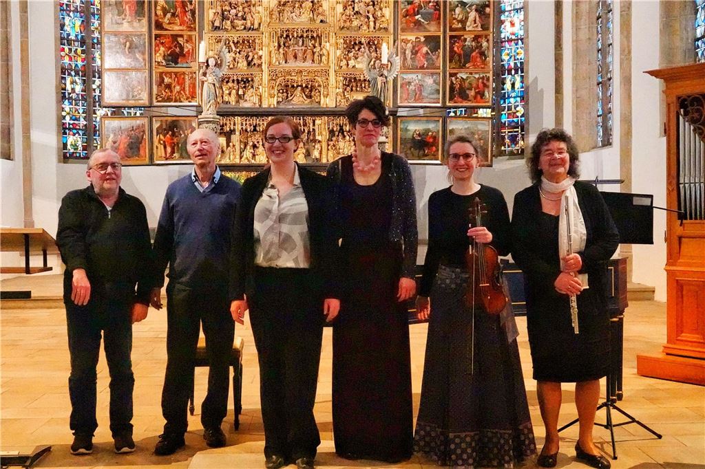 Premiere in St. Viktor: 500 Jahre alte Flügel erstmals vor Publikum bewegt Die Mitwirkenden der Altaröffnung in St. Viktor (v.l.): Zwei Gemeindemitglieder „mit der Lizenz zum Öffnen“, Kantorin Clara Ernst, Sopranistin Simone Asua-Honert, Geigerin Diana Schneider und Flötistin Gisela Halbach.