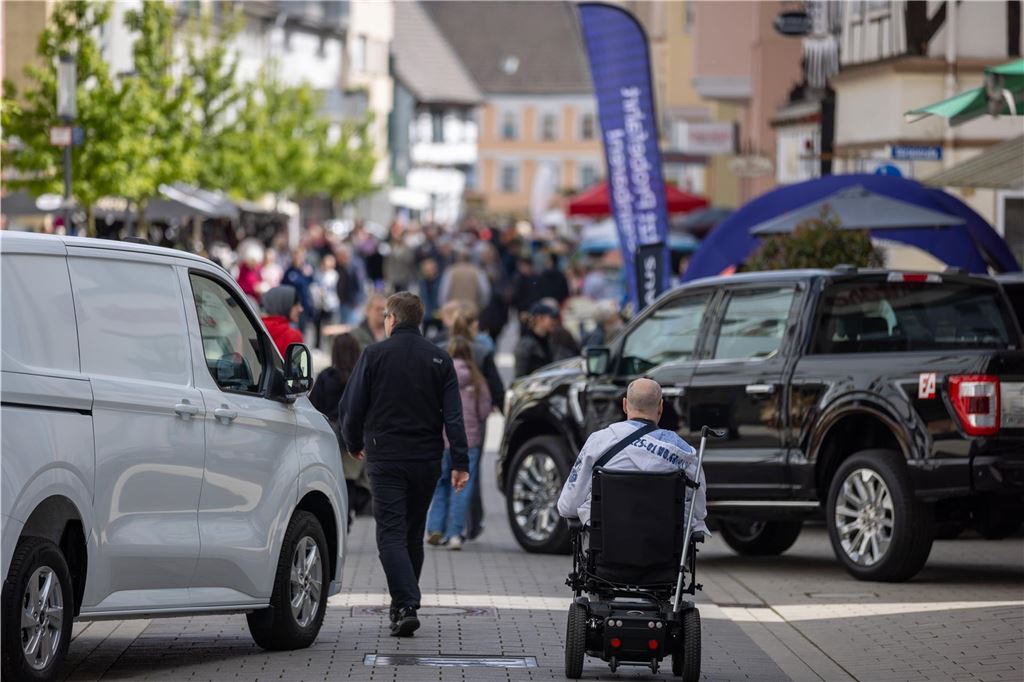 Das steht im Frühjahr an: Die größten Veranstaltungen bis zum Sommer Autos parken während einer Autoschau in der Unnaer Innenstadt, dazwischen spazieren Menschen.