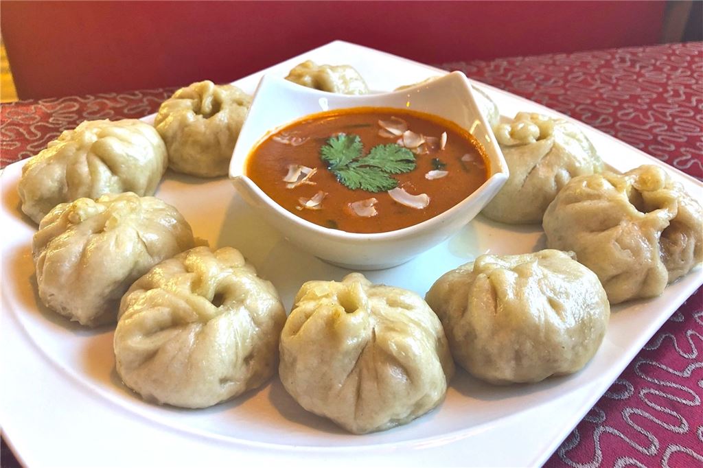 Dortmunds einziger Nepalese bietet Himalaya-Streetfood Die Momos: kleine, hangedrehte Teigtaschen mit leckeren Füllungen und selbstgemachter Sauce.
