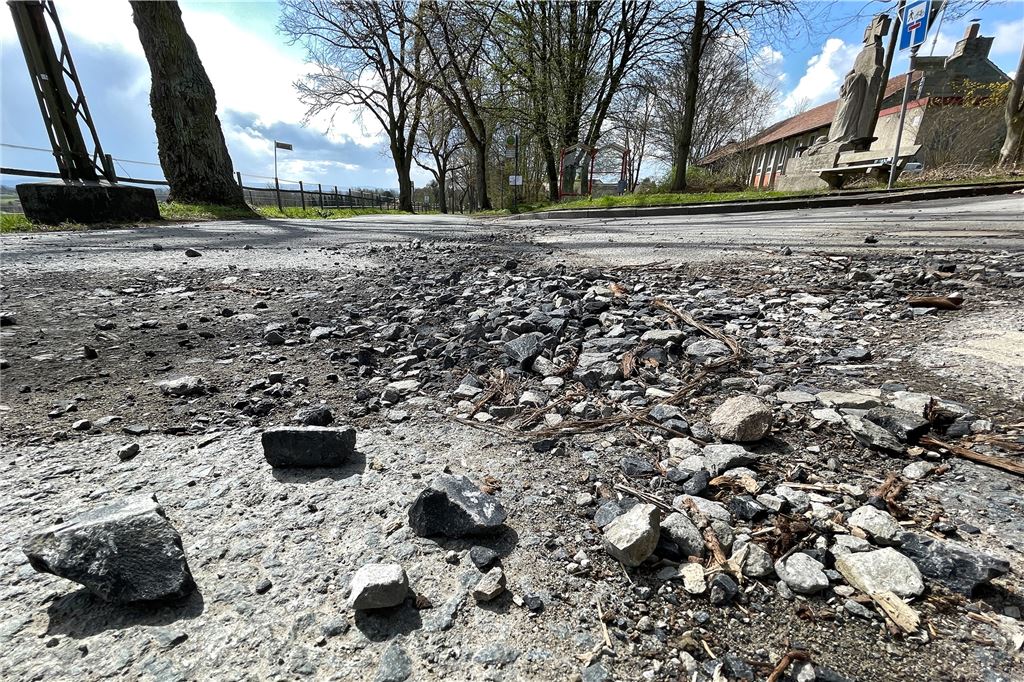 Schotterpisten, gekapptes Internet: Verdruss beim Glasfaserausbau in Fröndenberg Die Muenet-Baustelle auf der Alte Kreisstraße / Ecke Beisenbrauck: Dr. Bodo Groß und Rainer Petsch sorgen sich um Radfahrer, die auf dem Schotter ins Schlingern geraten könnten.